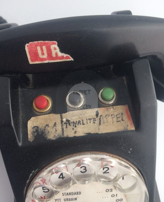 Téléphone Vintage Bakélite en vente sur le Cabinet de Curieux